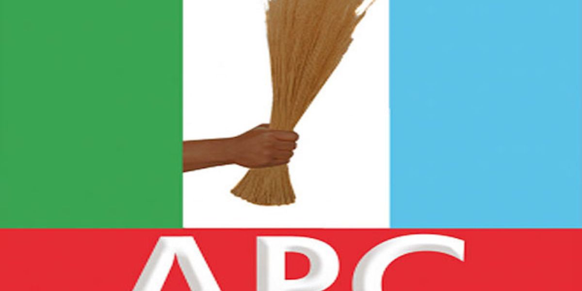 APC leader calls on FG to allocate funds to reinstated Osun LG Chairmen
